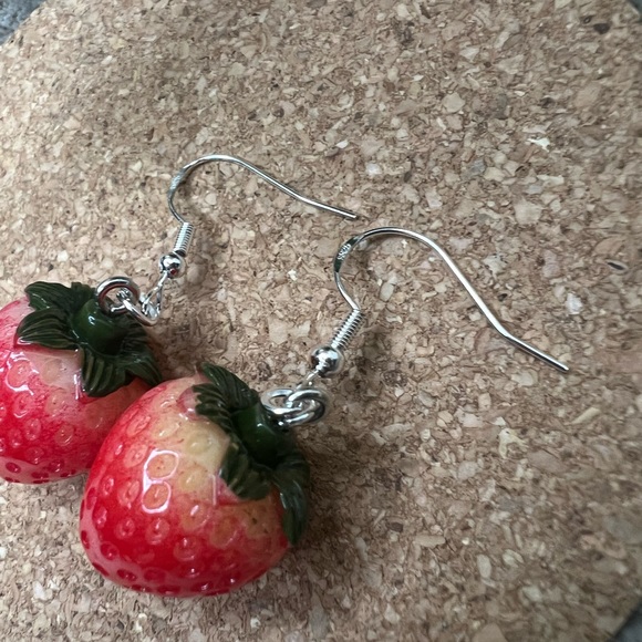 Strawberry Dangle Earrings🍓 - Picture 4 of 4